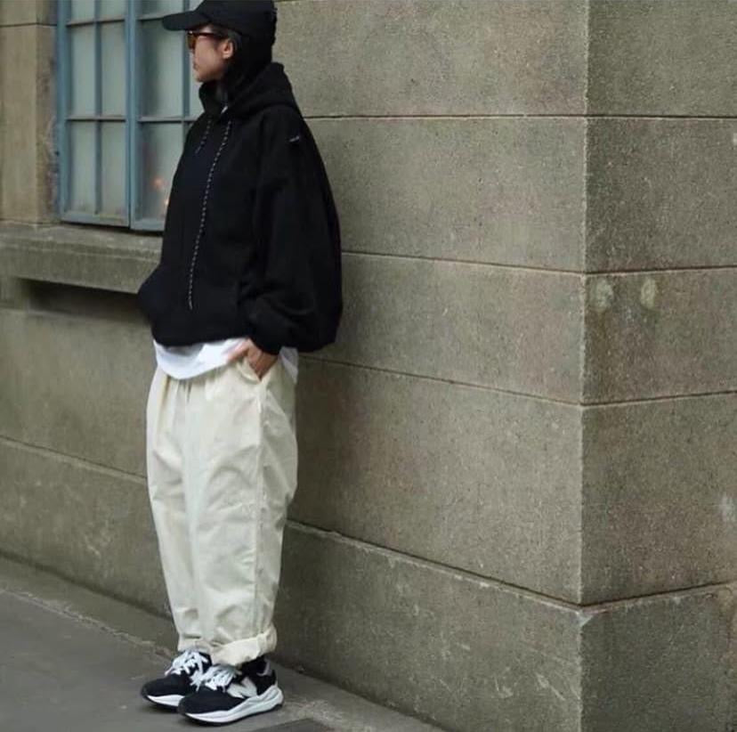 NORLN NR 2-Pleats Wide Chino Beige Black Cement