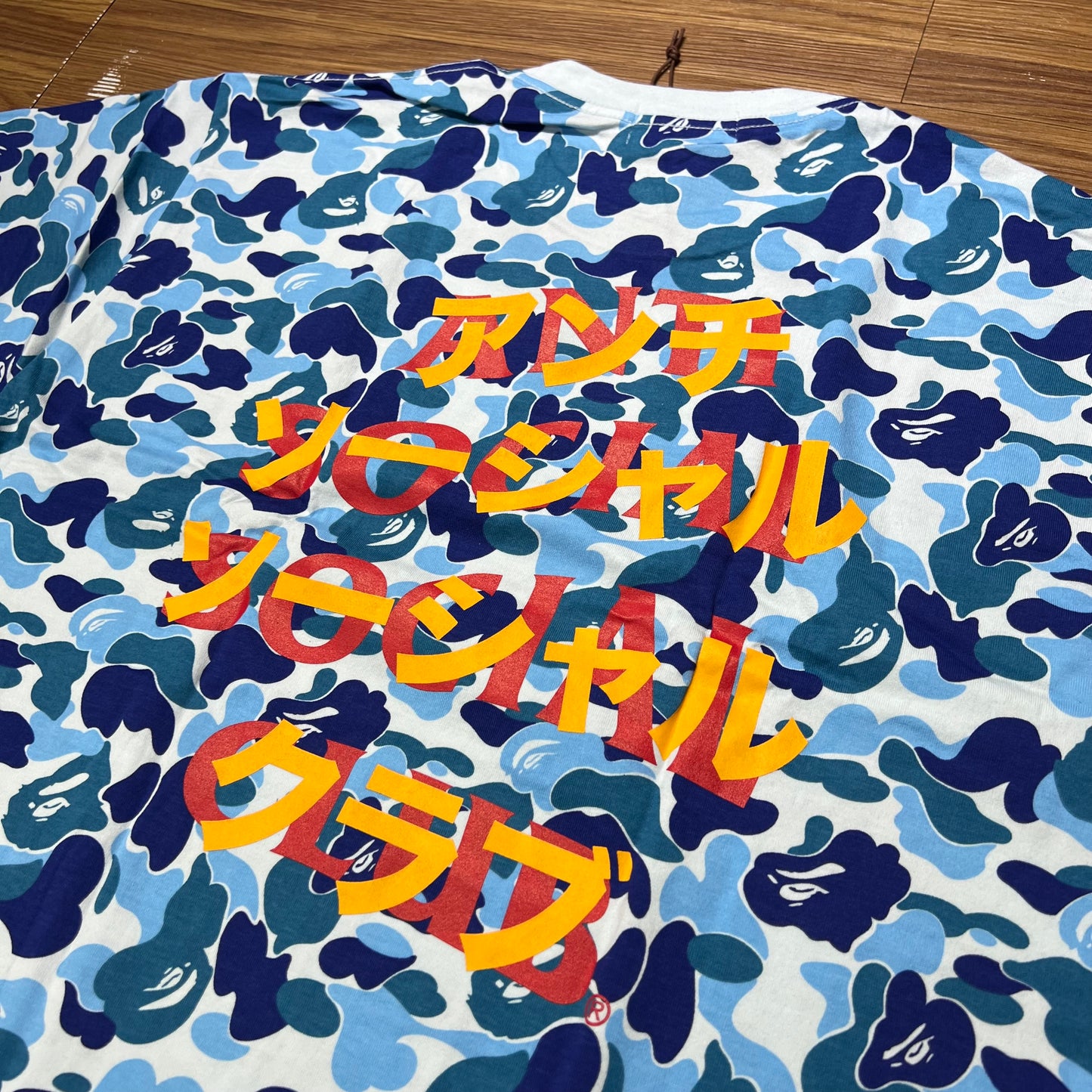 ASSC x BAPE 聯名滿版短 T 背面logo細節實拍 1G23109919 藍迷彩 ABC Camo
