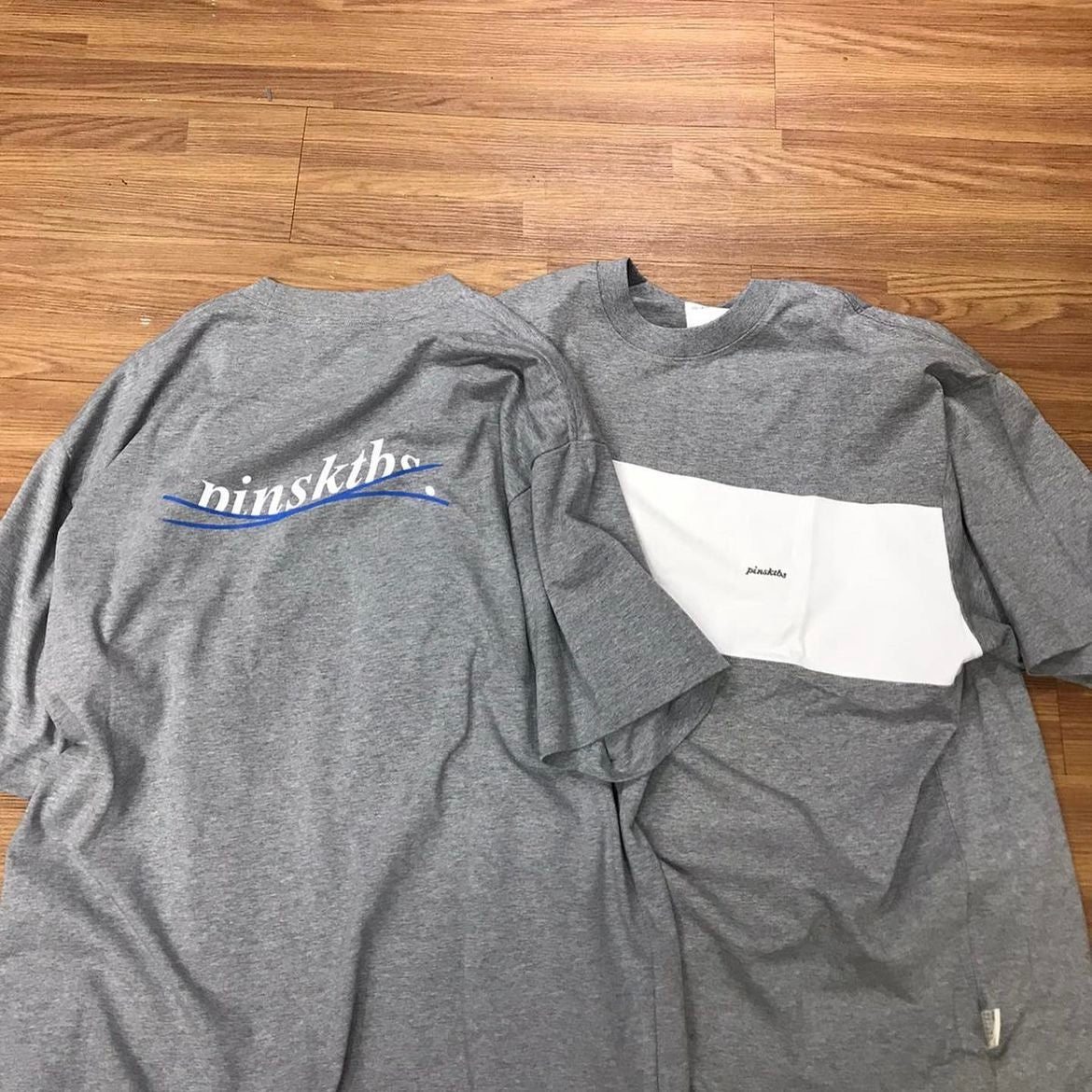Pin Sktbs Surf Logo Panel SS Tee Grey Navy