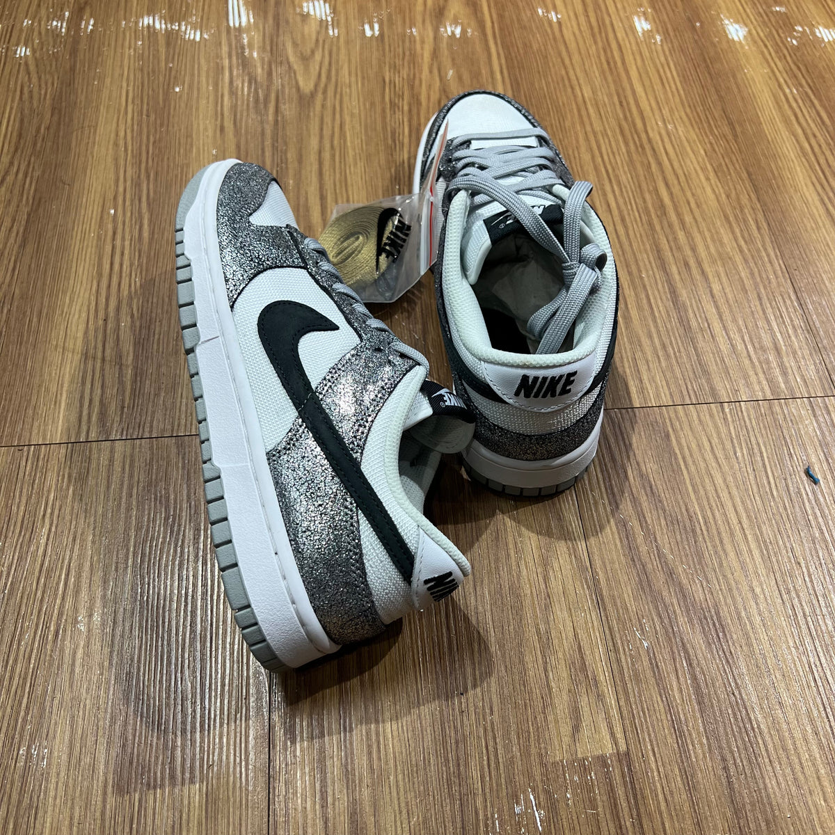 Nike WMNS Dunk Low Golden Gals Metallic Silver DO5882-001