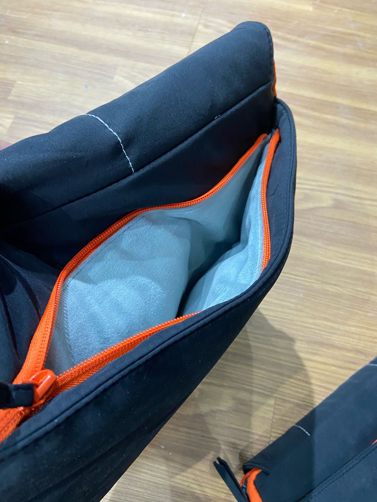 Nike 斜揹手提電腦袋