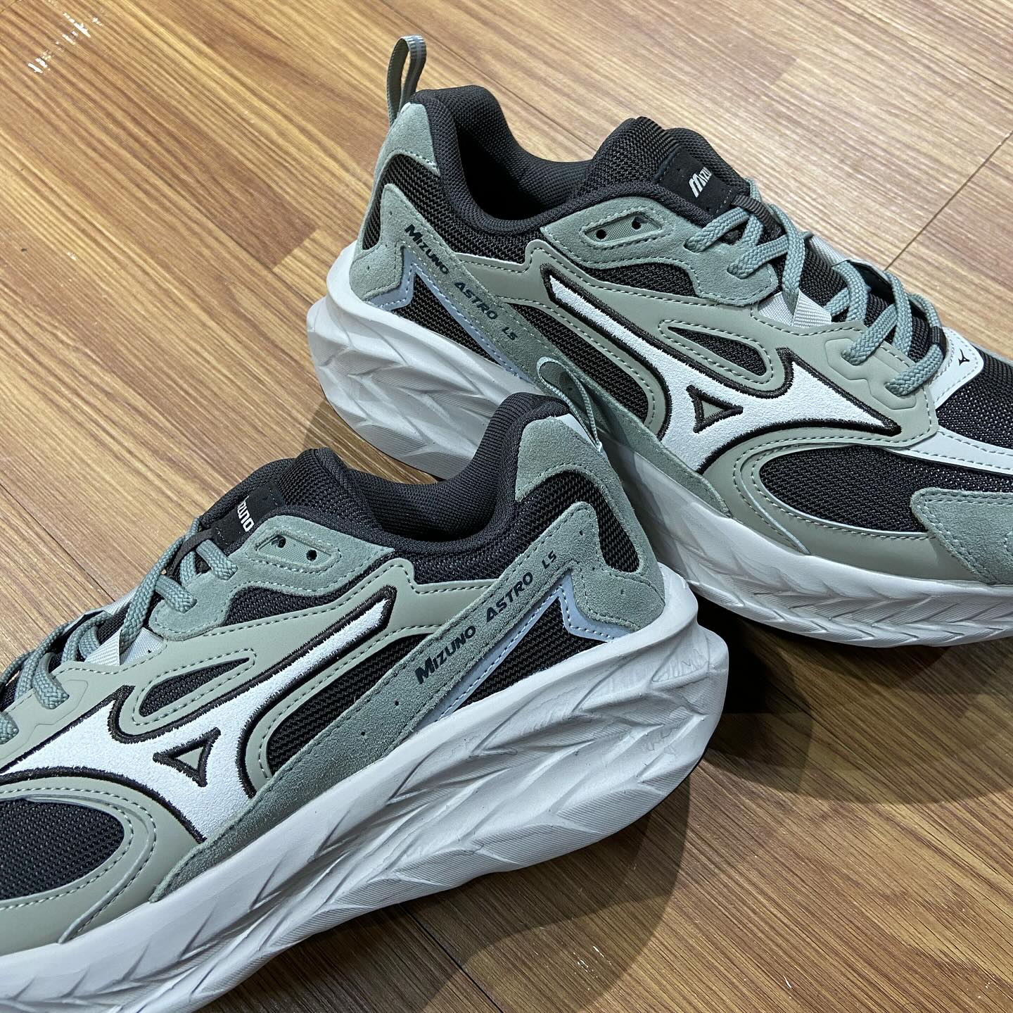 Mizuno Astro LS 2025 復古緩震跑鞋系列 鼠尾草灰