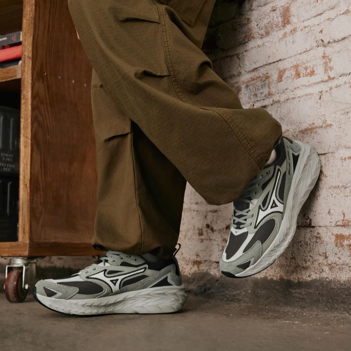 Mizuno Astro LS 2025 復古緩震跑鞋系列 鼠尾草灰