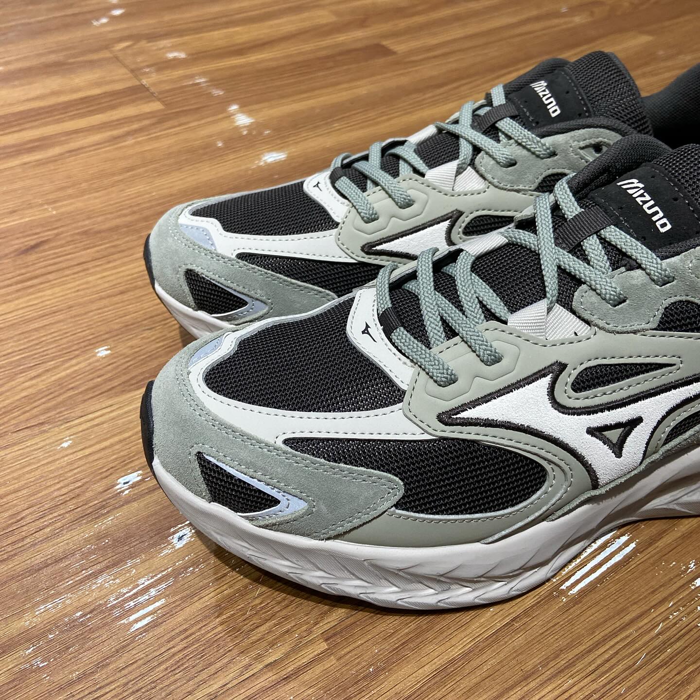 Mizuno Astro LS 2025 復古緩震跑鞋系列 鼠尾草灰