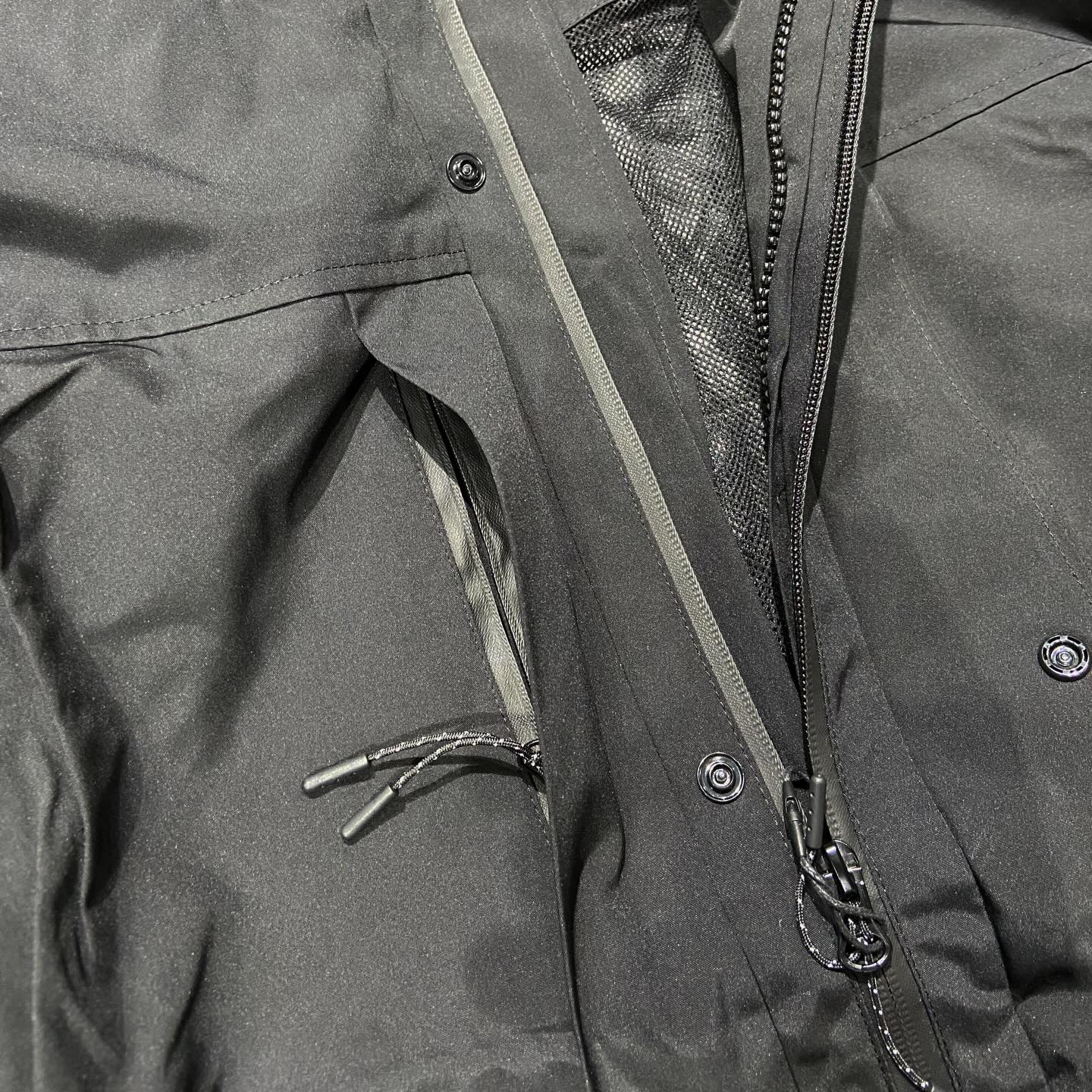 Outwild Jungle Waterproof Jacket 暴雨級硬殼式防水外套