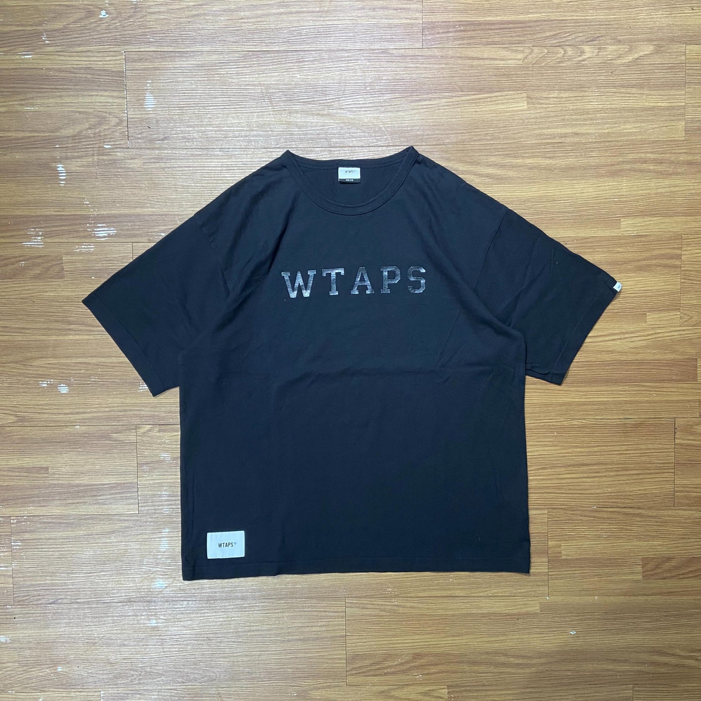 WTAPS DESIGN SS COLLEGE / TEE. COTTON. (Made in Japan) Black (Display Item)