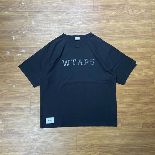 WTAPS DESIGN SS COLLEGE / TEE. COTTON. (Made in Japan) Black (Display Item)