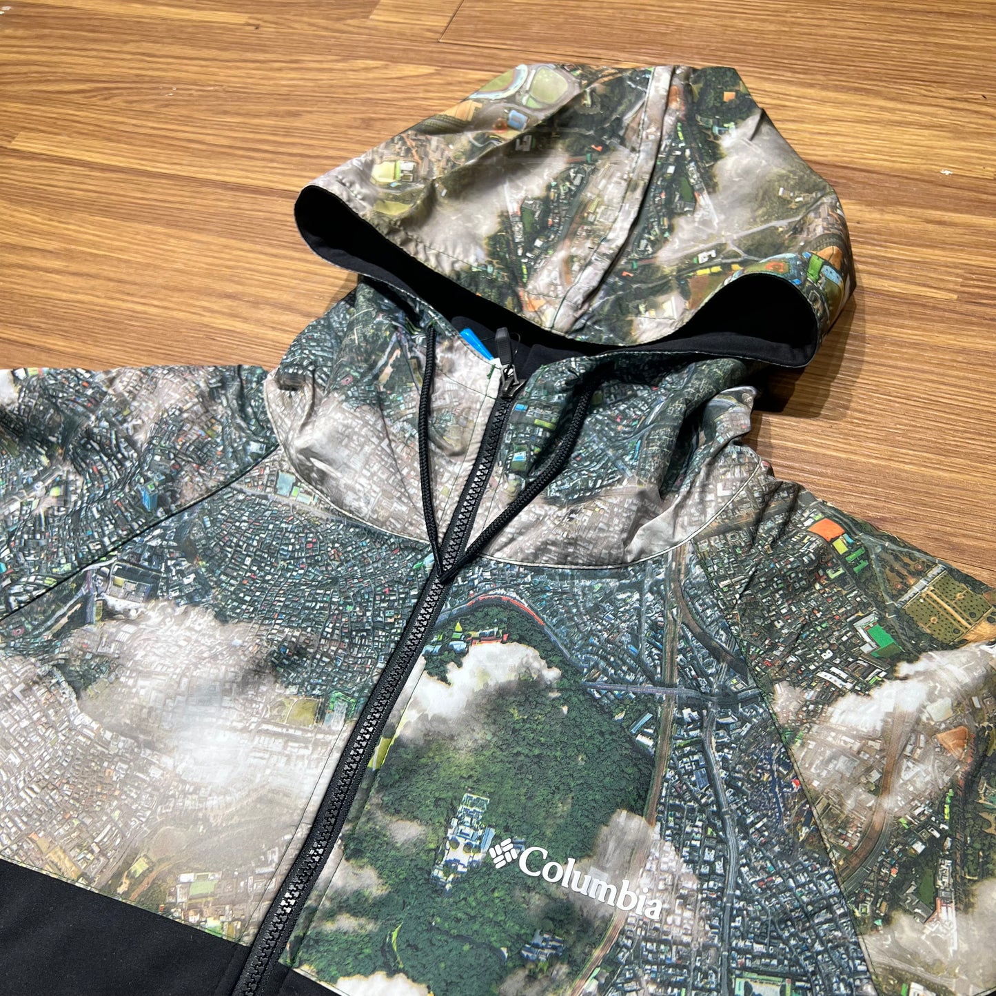 日版 Columbia x Kinetics Red Table Pines Txt Hoodie “Tokyo City Aerial view” PM1531-011