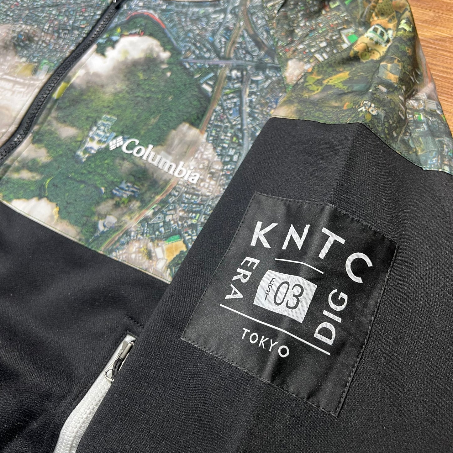 日版 Columbia x Kinetics Red Table Pines Txt Hoodie “Tokyo City Aerial view” PM1531-011