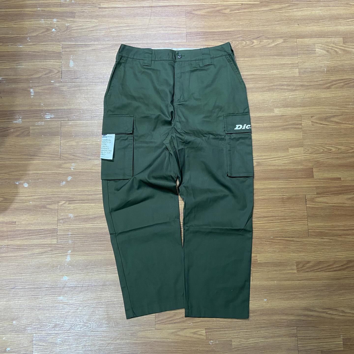 Dickies 戰術綠寬版工裝褲 正面多口袋細節