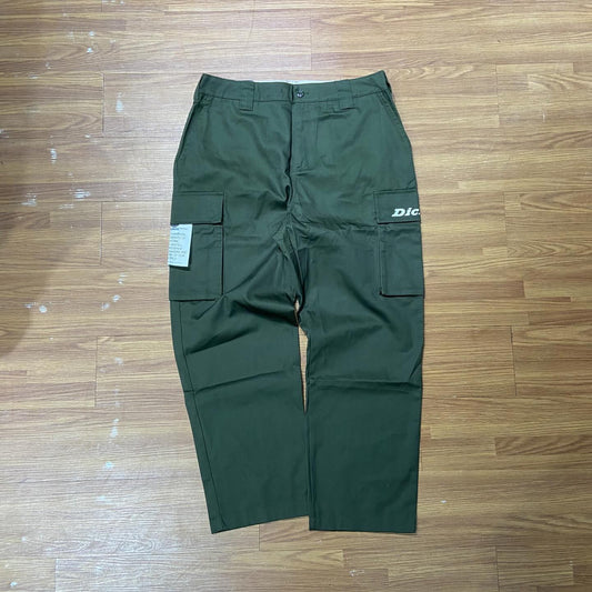 Dickies 戰術綠寬版工裝褲 正面多口袋細節