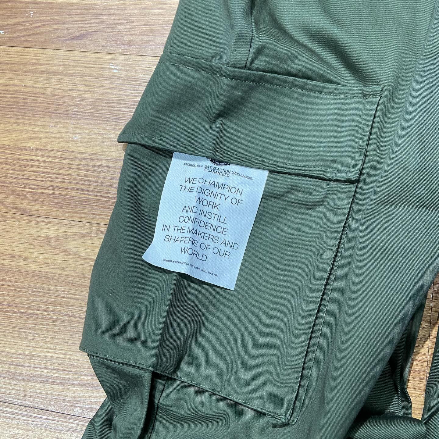 Dickies 戰術綠寬版工裝褲 正面多口袋細節