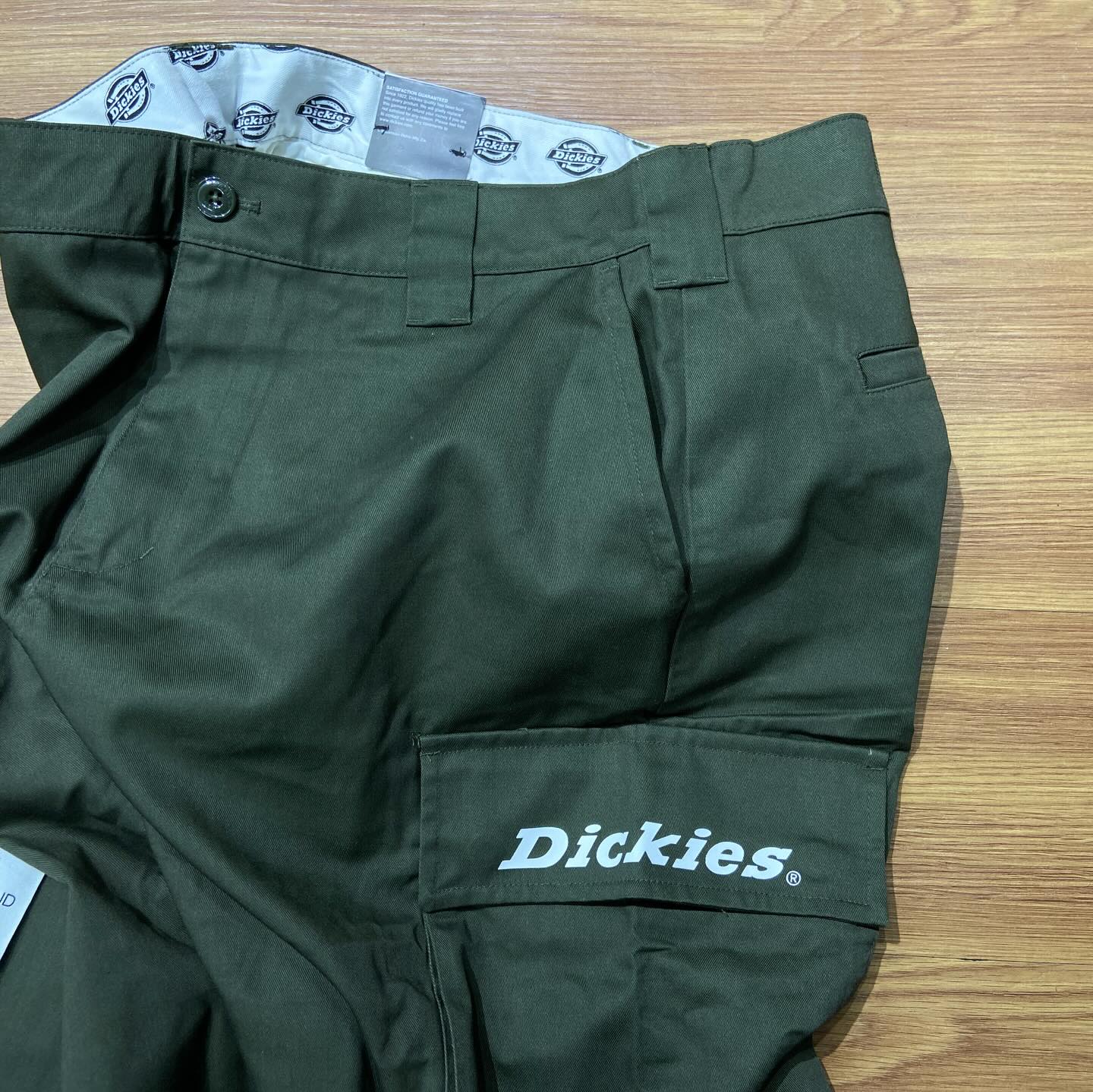 Dickies 戰術綠寬版工裝褲 正面多口袋細節