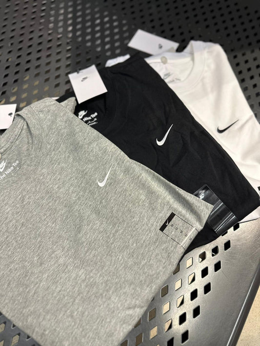 Preorder 預訂 Nike Essential One Swoosh Tee 小勾刺繡基礎Tee Black White Grey