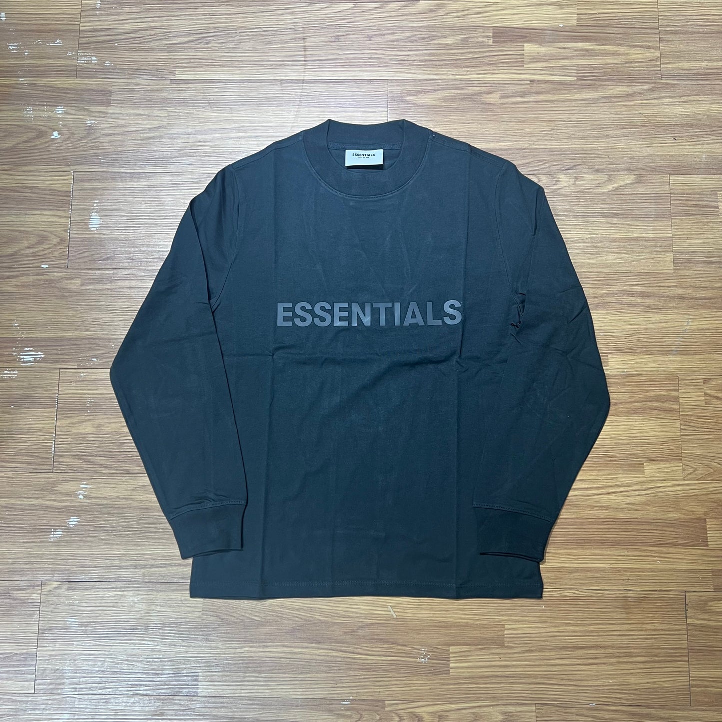 FOG Essentials Black 前置立體標長袖 T 正面