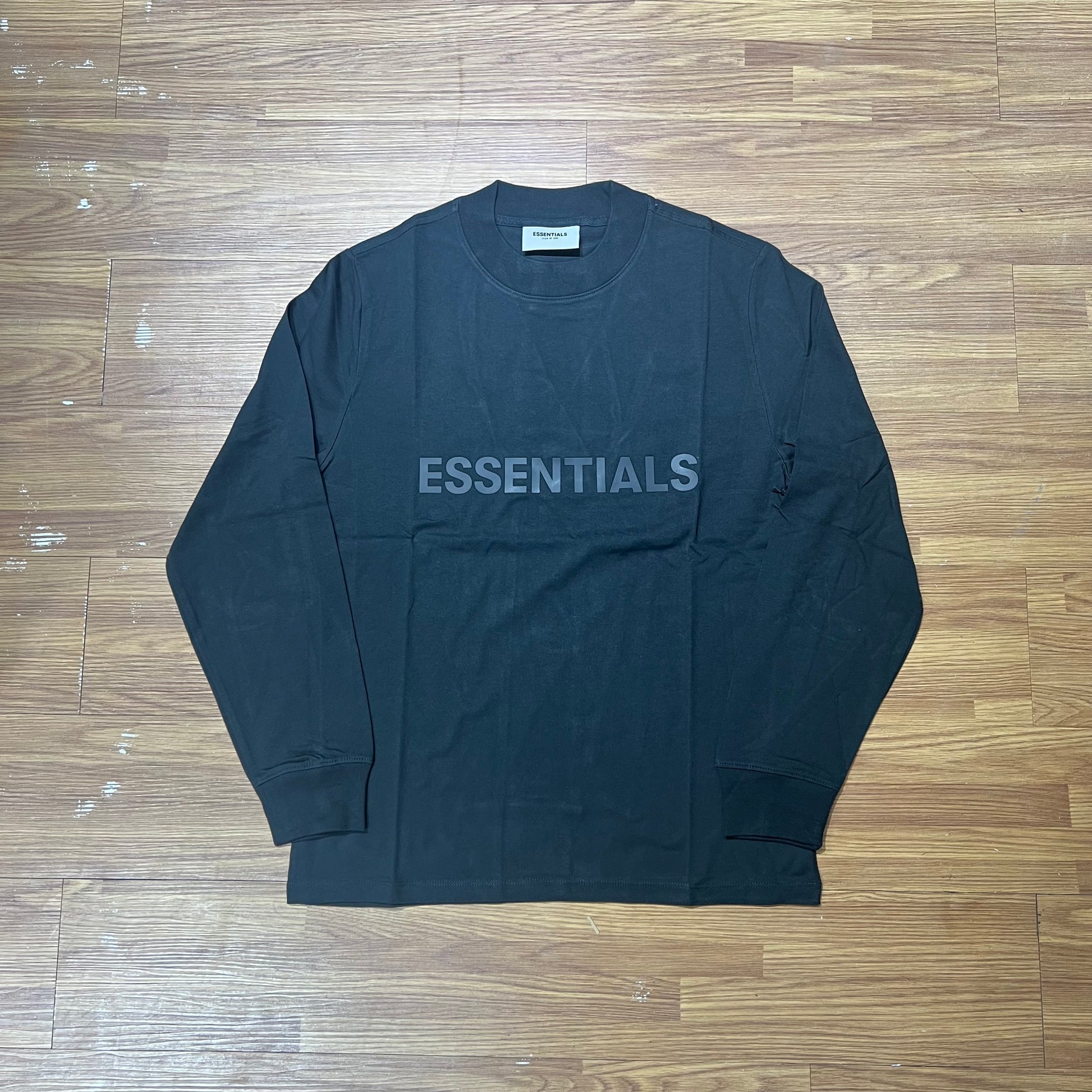 FOG Essentials Black 前置立體標長袖 T 正面