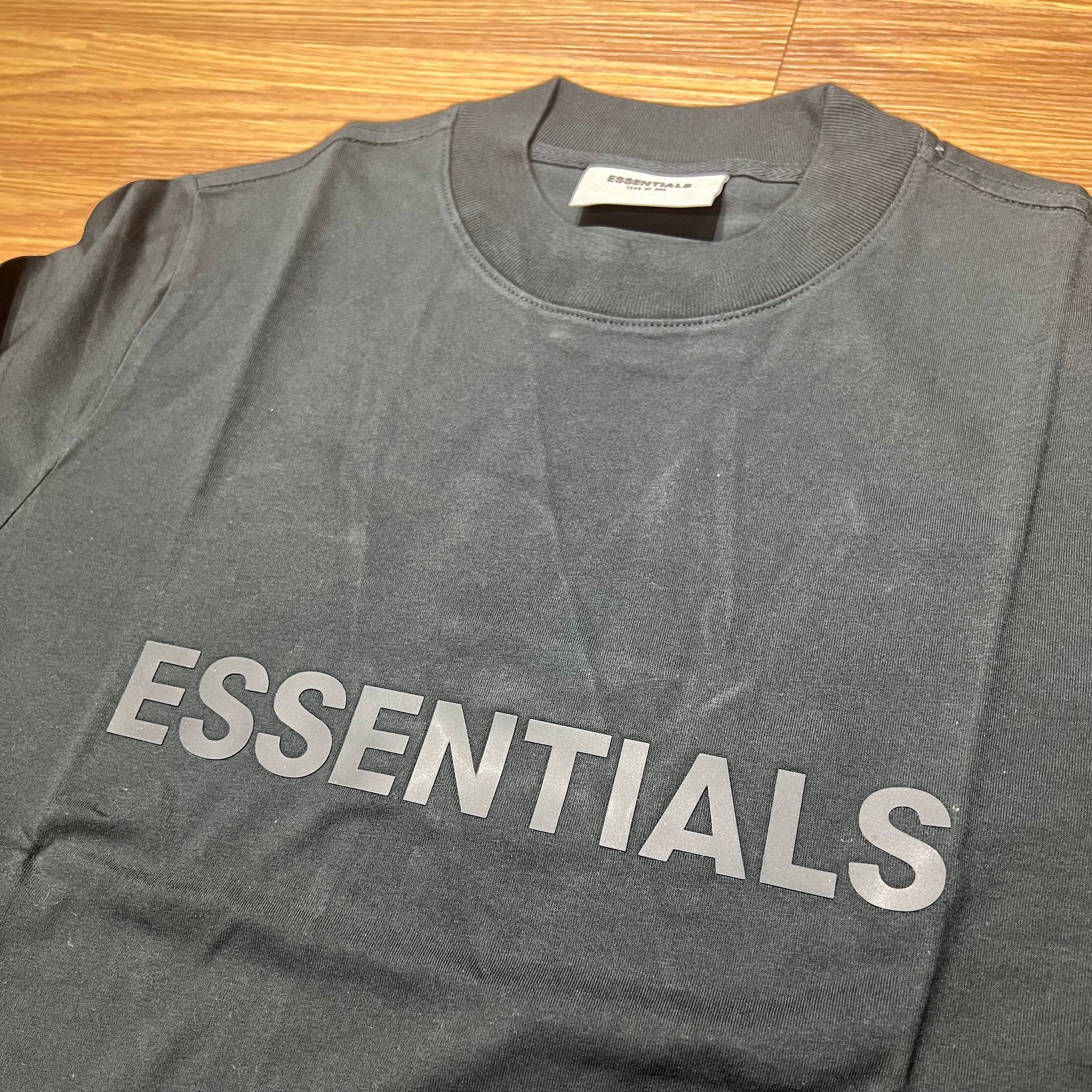 Essentials 3D 矽膠胸前小標特寫