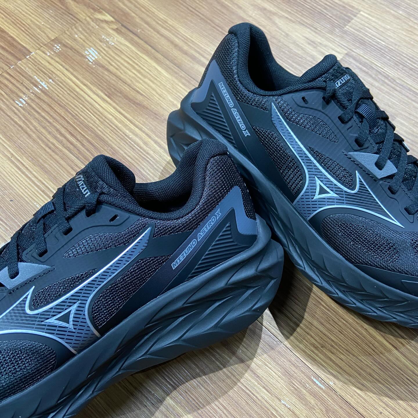 Mizuno Astro X Triple Black D1GH250501 實拍