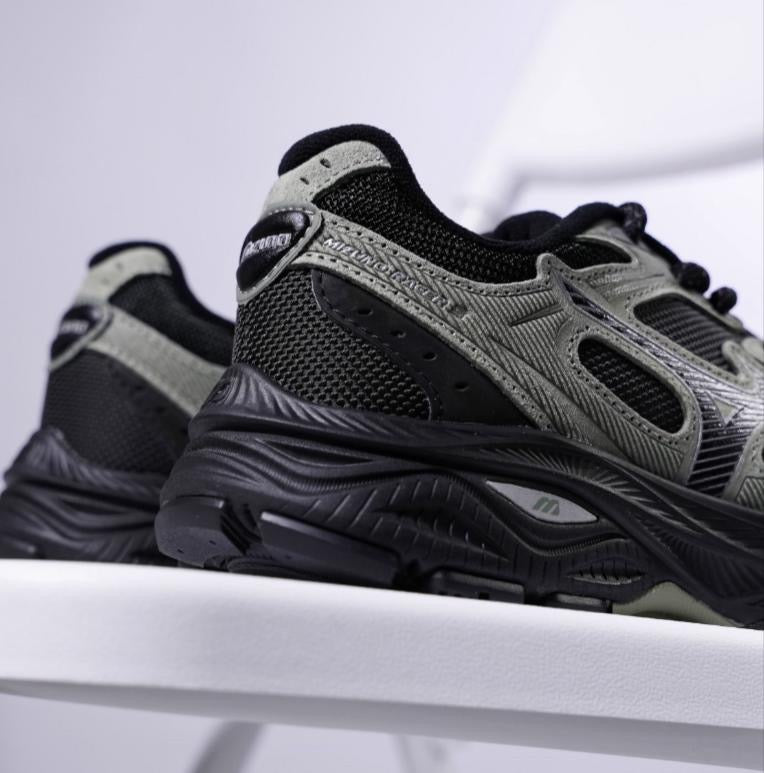 Mizuno Racer S Black/Green D1GH243502