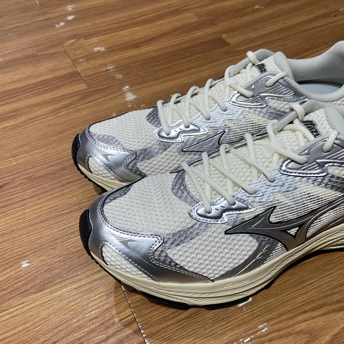 Mizuno Racer V2 2.0 White Silver D1GH250606 實拍