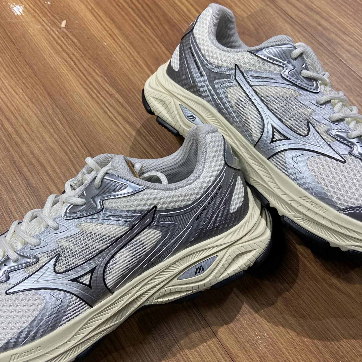 Mizuno Racer V2 2.0 White Silver D1GH250606 實拍