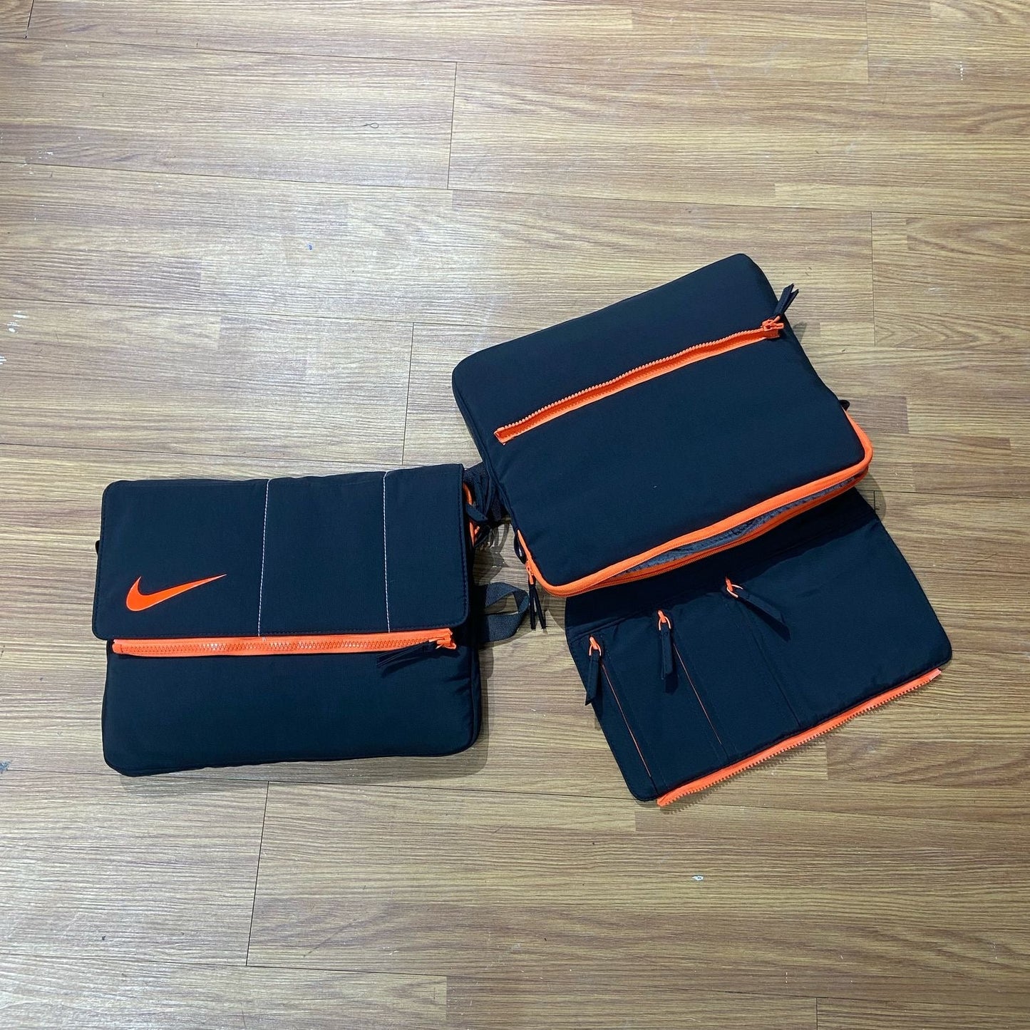 Nike 斜揹手提電腦袋