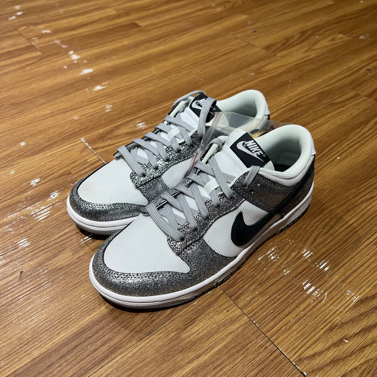 Nike WMNS Dunk Low Golden Gals Metallic Silver DO5882-001