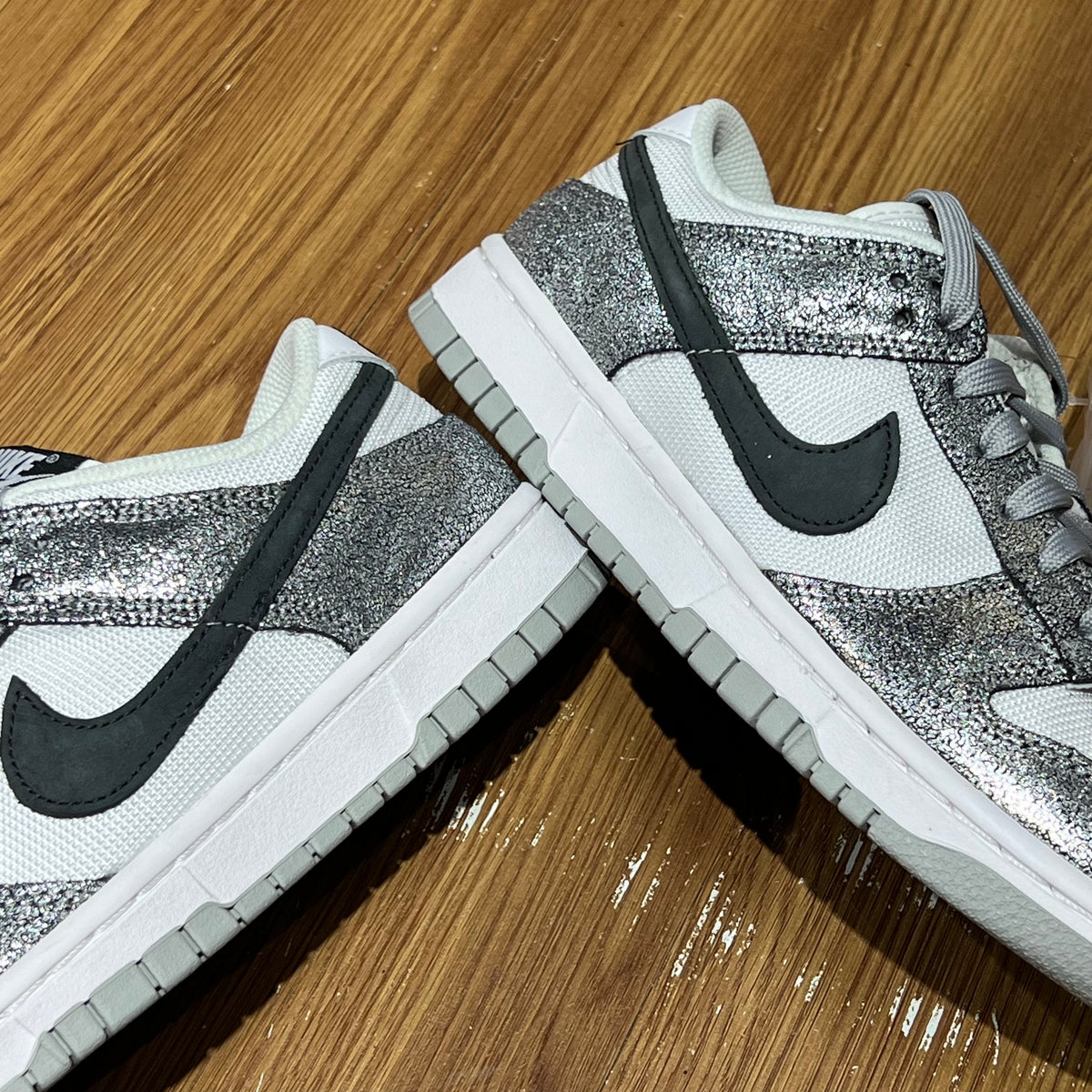 Nike WMNS Dunk Low Golden Gals Metallic Silver DO5882-001
