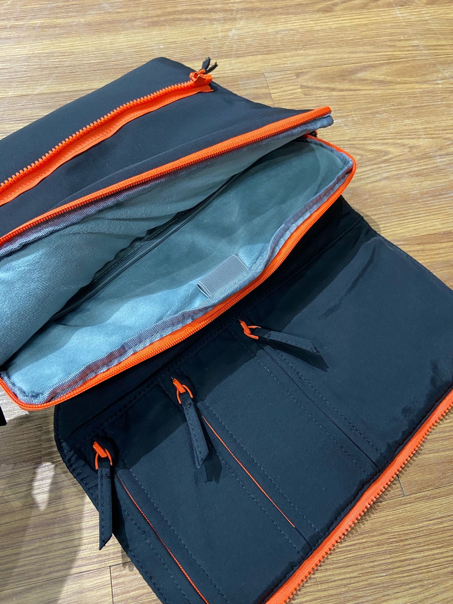 Nike 斜揹手提電腦袋