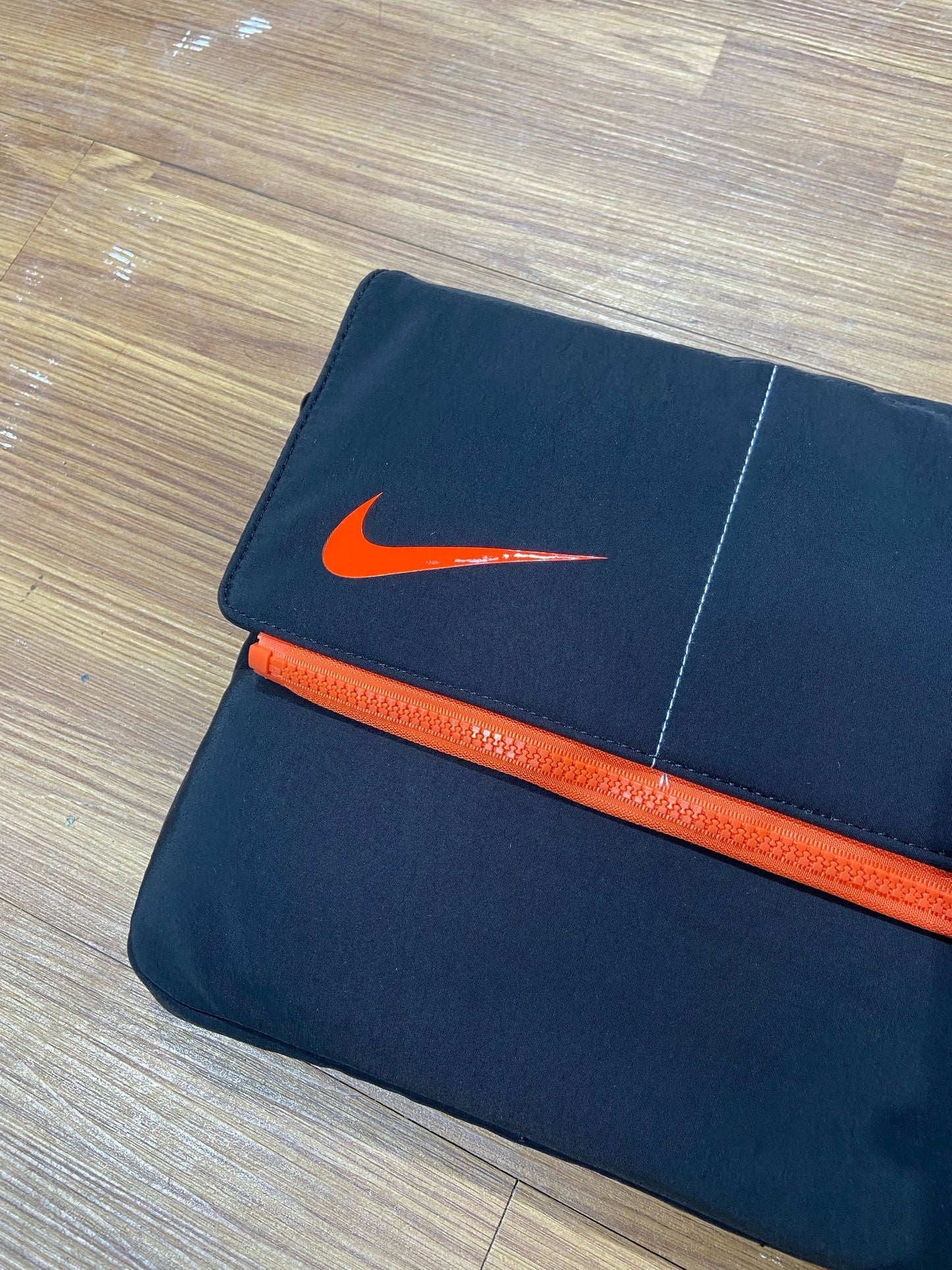 Nike 斜揹手提電腦袋