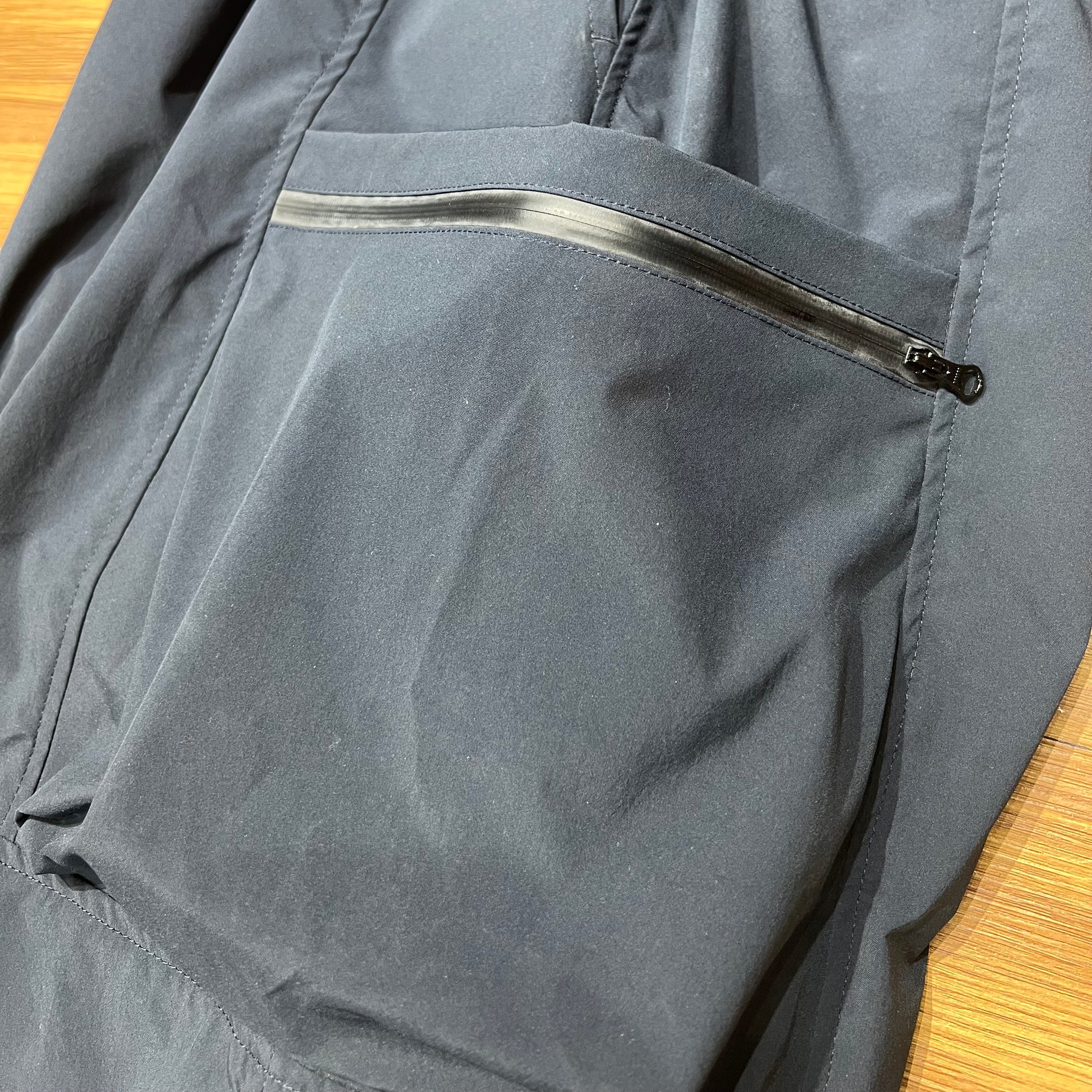 PIN SKTBS 防水機能長褲 側面口袋細節