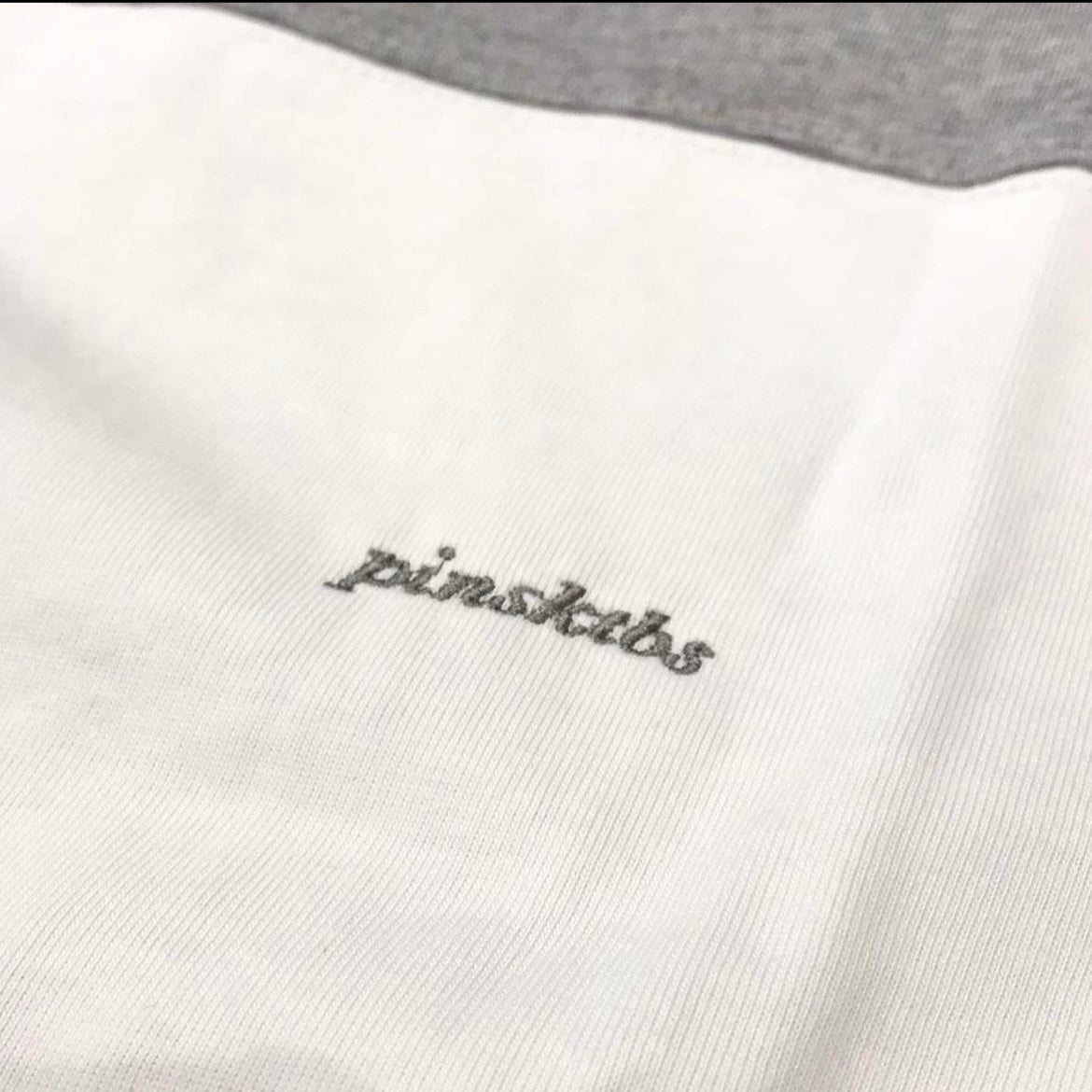 Pin Sktbs Surf Logo Panel SS Tee Grey 實拍