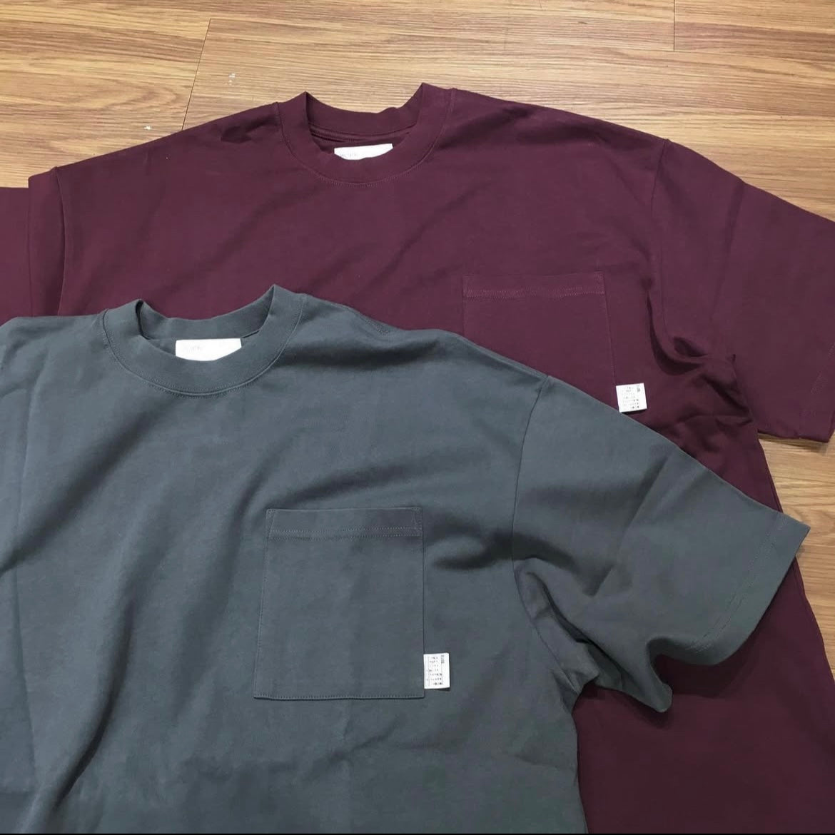 Pin Sktbs Weekly Pocket Tee SS Burgundy Charcoal 實拍