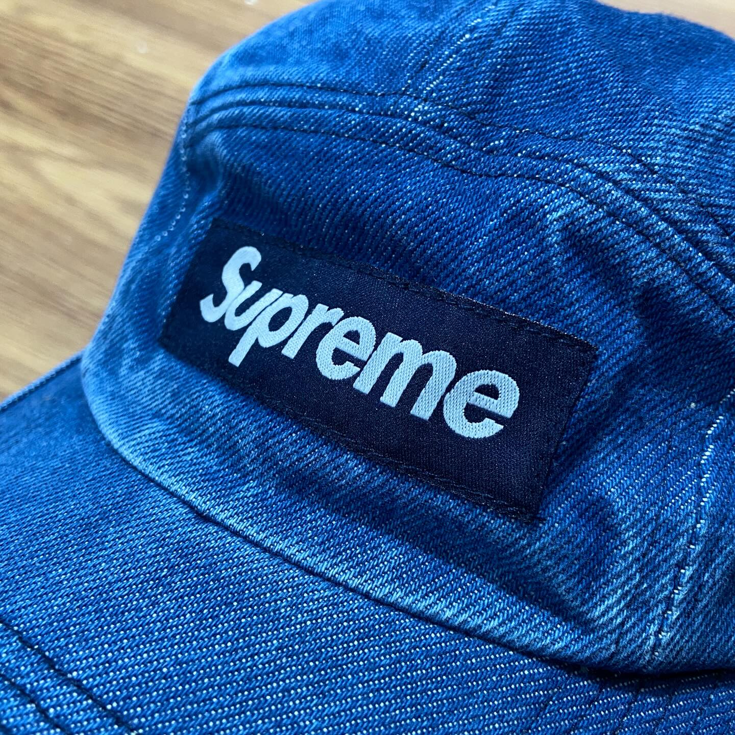 Supreme Blue Denim Camp Cap 正面 Box Logo 細節