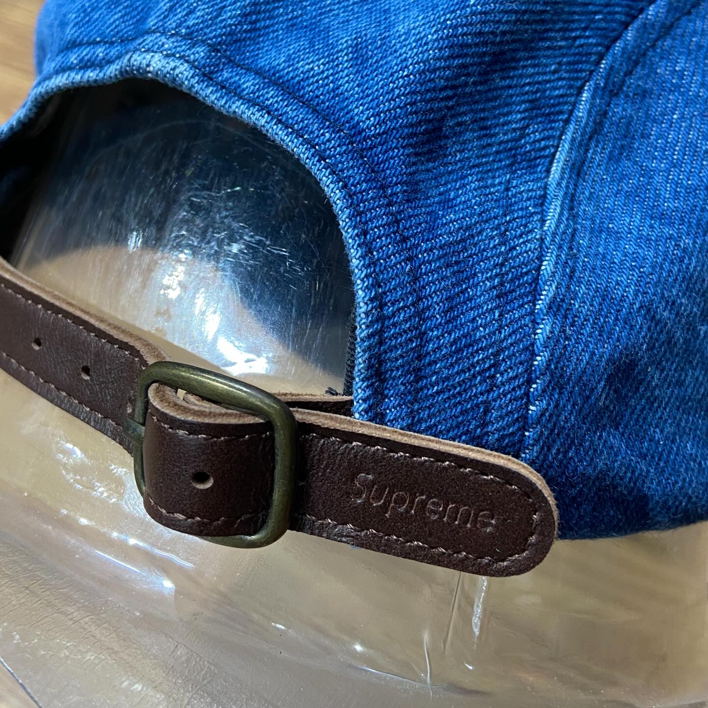 Supreme Blue Denim Camp Cap 皮革後扣細節