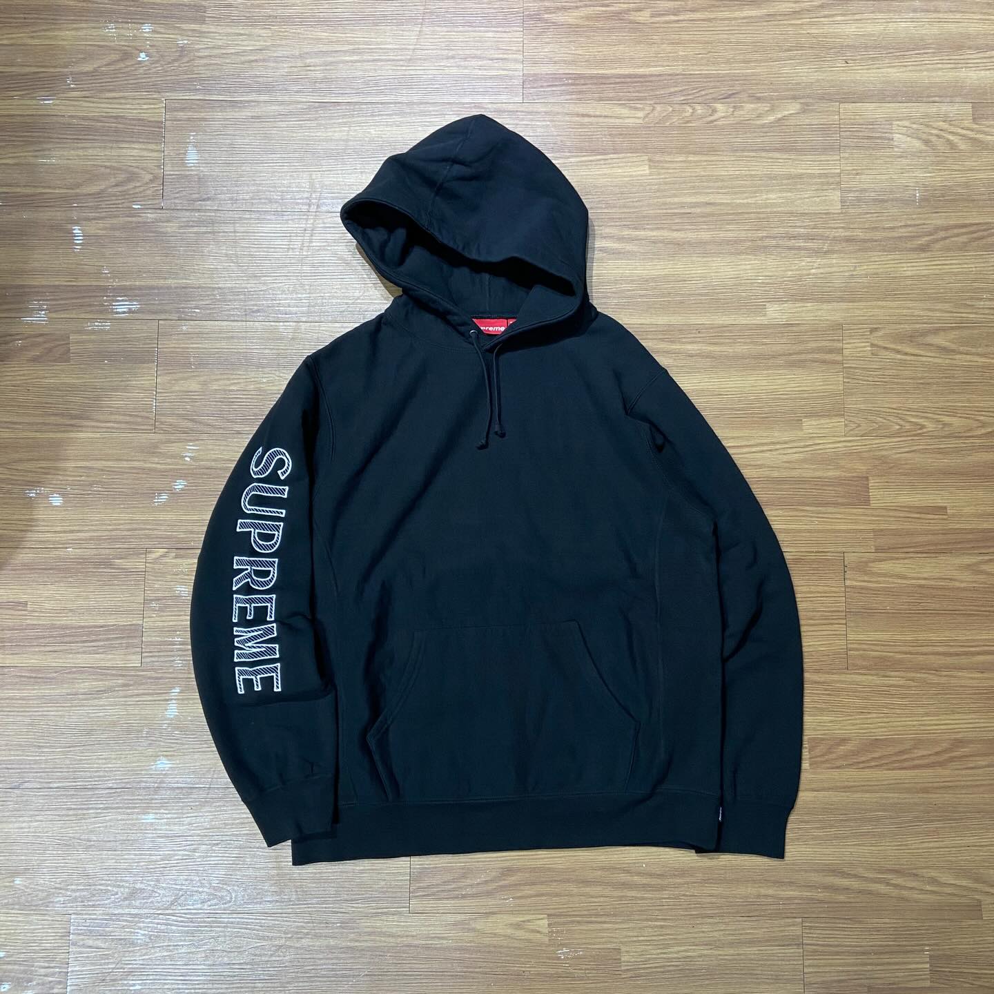 Supreme SS18 雙袖刺繡連帽衫 黑色正面