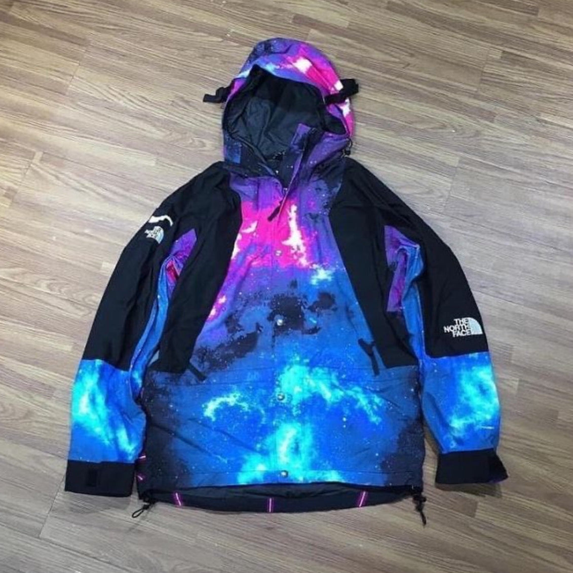 INVINCIBLE x TNF 聯名外套 像素迷彩 Mountain Light Jacket 實拍