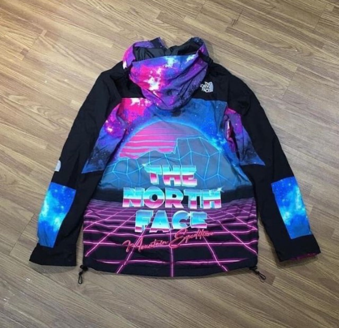 INVINCIBLE x TNF 聯名外套 像素迷彩 Mountain Light Jacket 實拍
