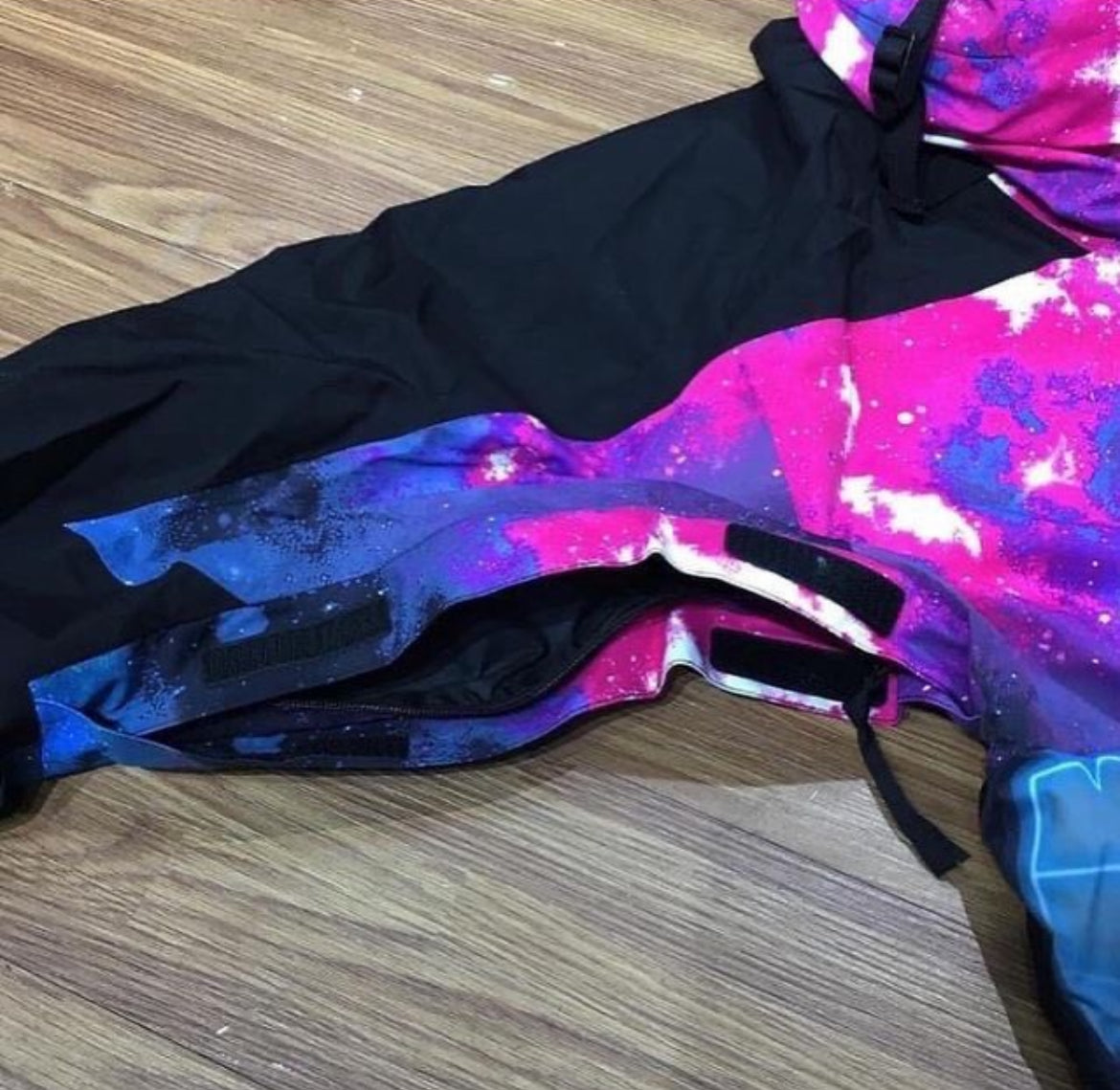 INVINCIBLE x TNF 聯名外套 像素迷彩 Mountain Light Jacket 實拍