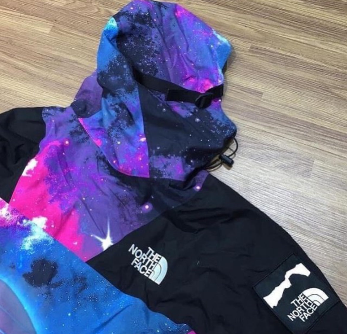 INVINCIBLE x TNF 聯名外套 像素迷彩 Mountain Light Jacket 實拍