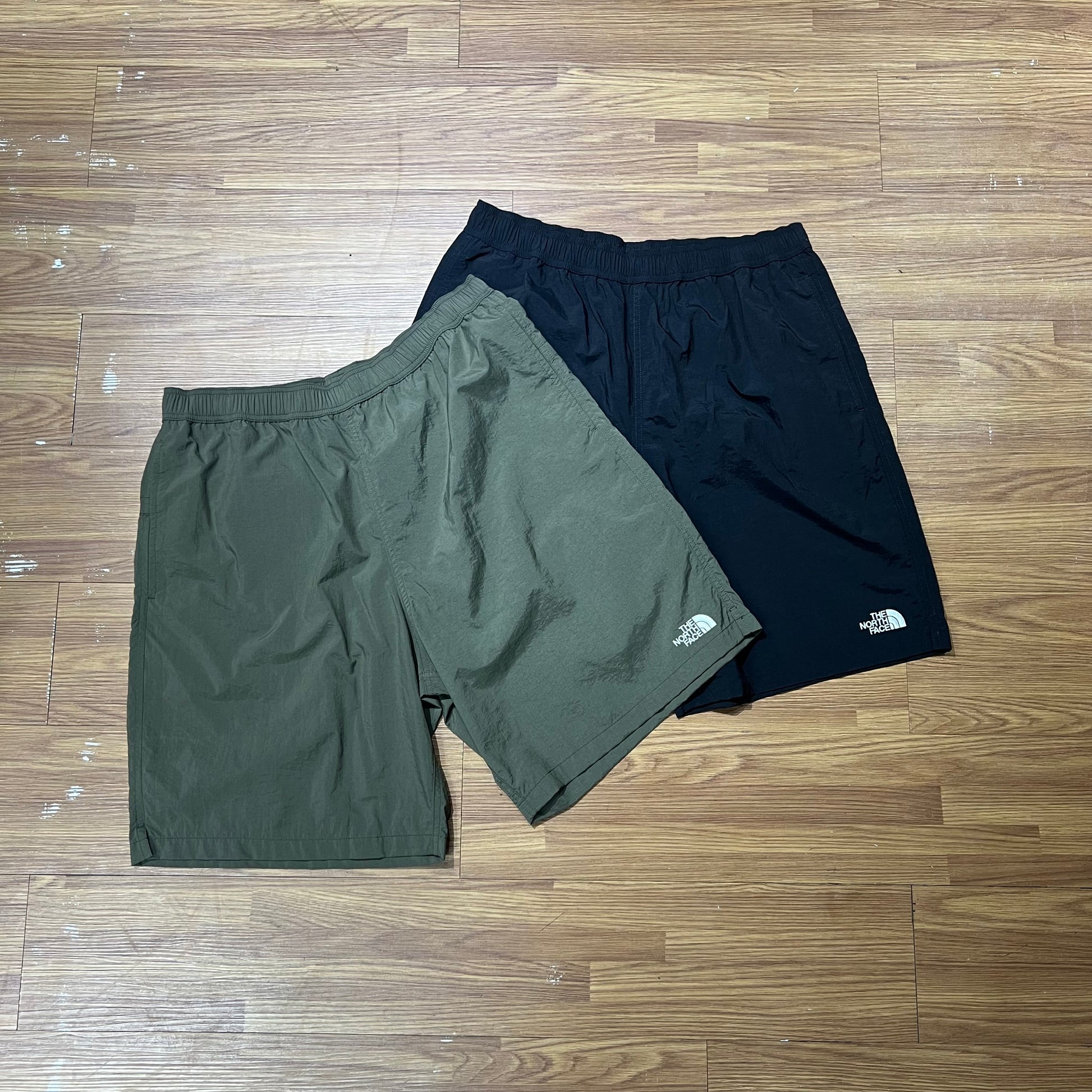The North Face NB42331 機能短褲 軍綠色/黑色 撥水面料實拍