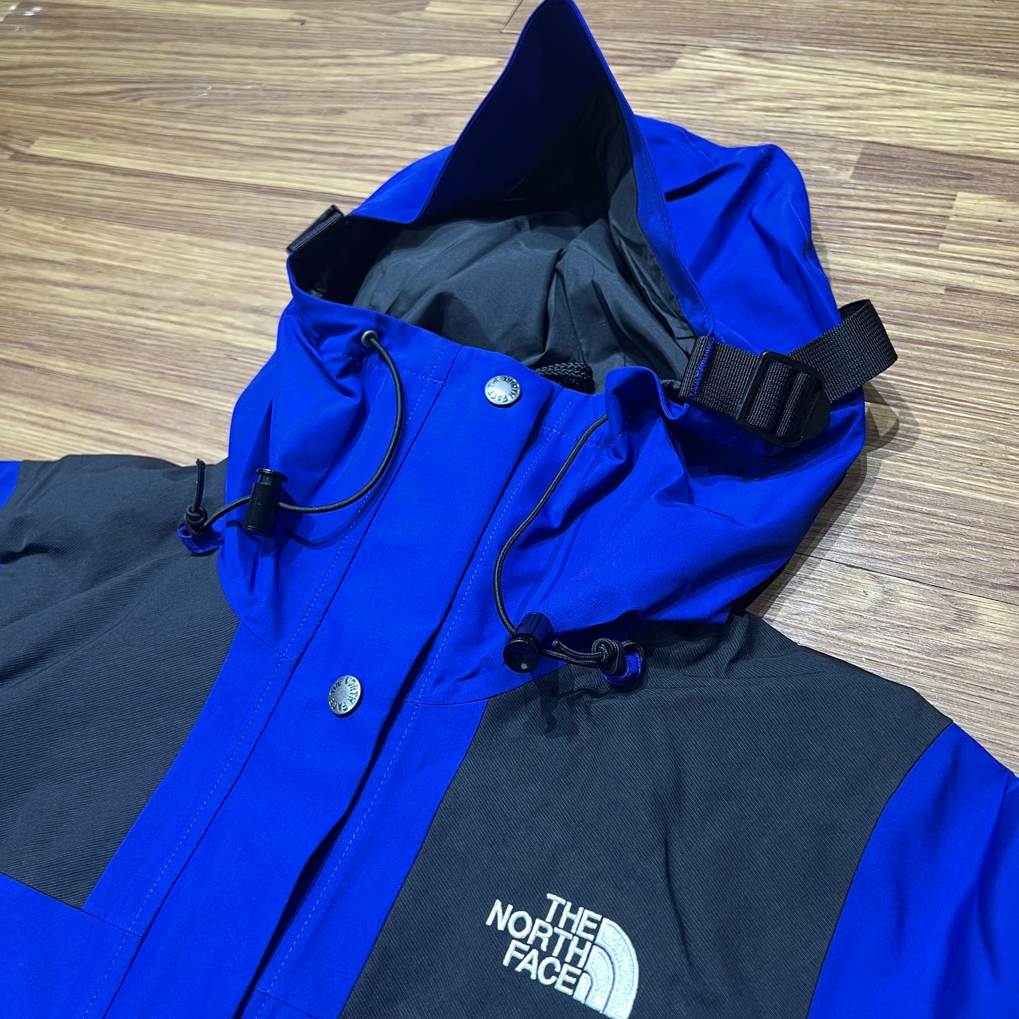 The North Face 1990 Mountain Jacket GTX 阿茲特克藍防水實拍細節