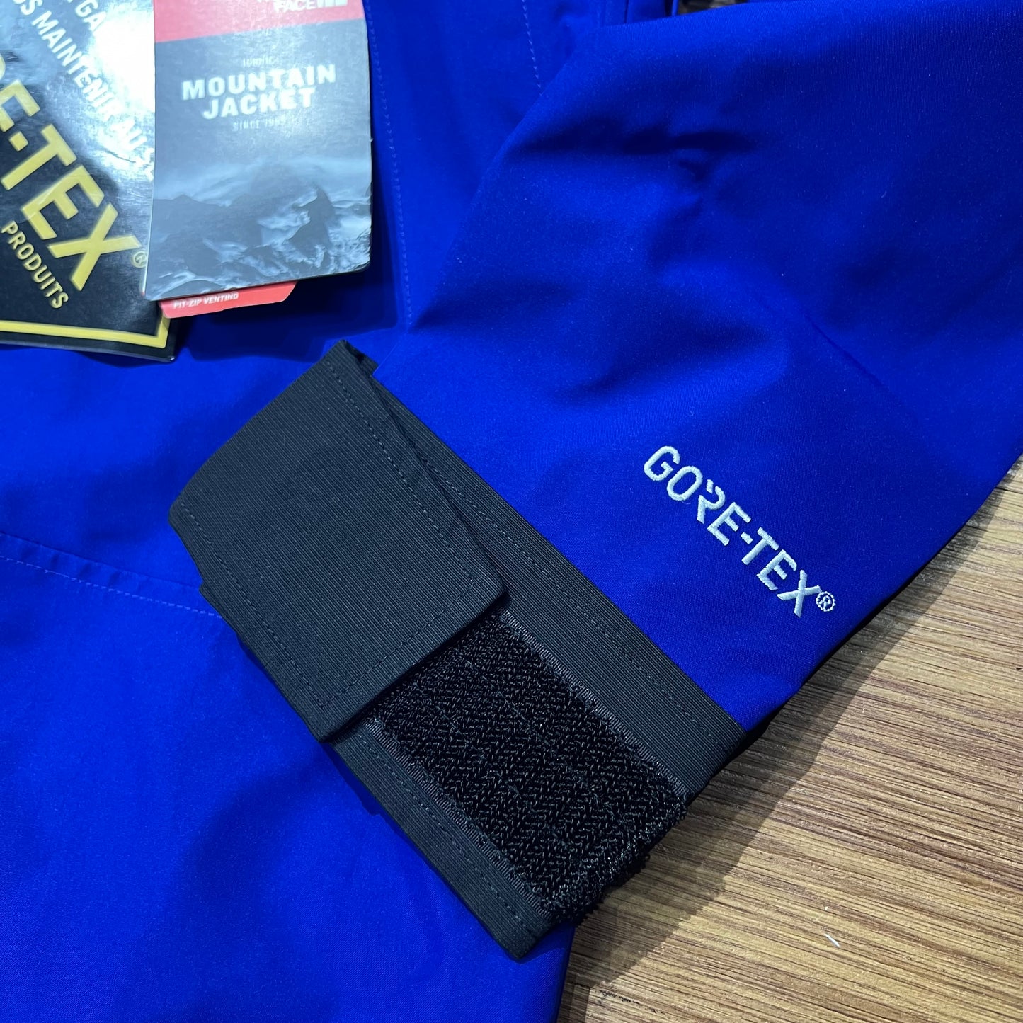 The North Face 1990 Mountain Jacket GTX 阿茲特克藍防水實拍細節